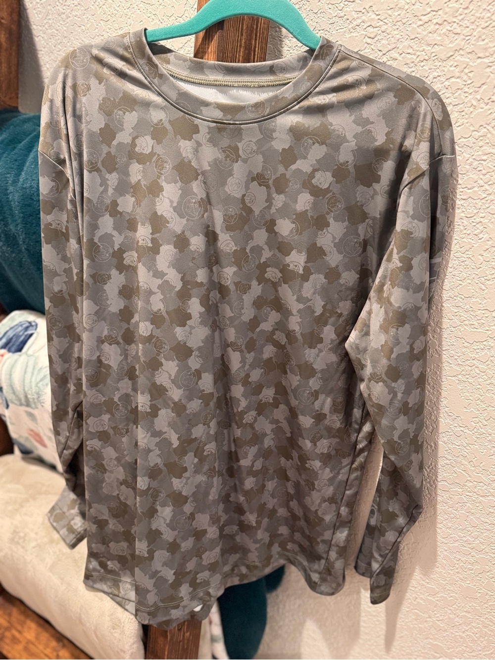 Buc-ee’s Neutral Print Long Sleeve Athletic Shirt